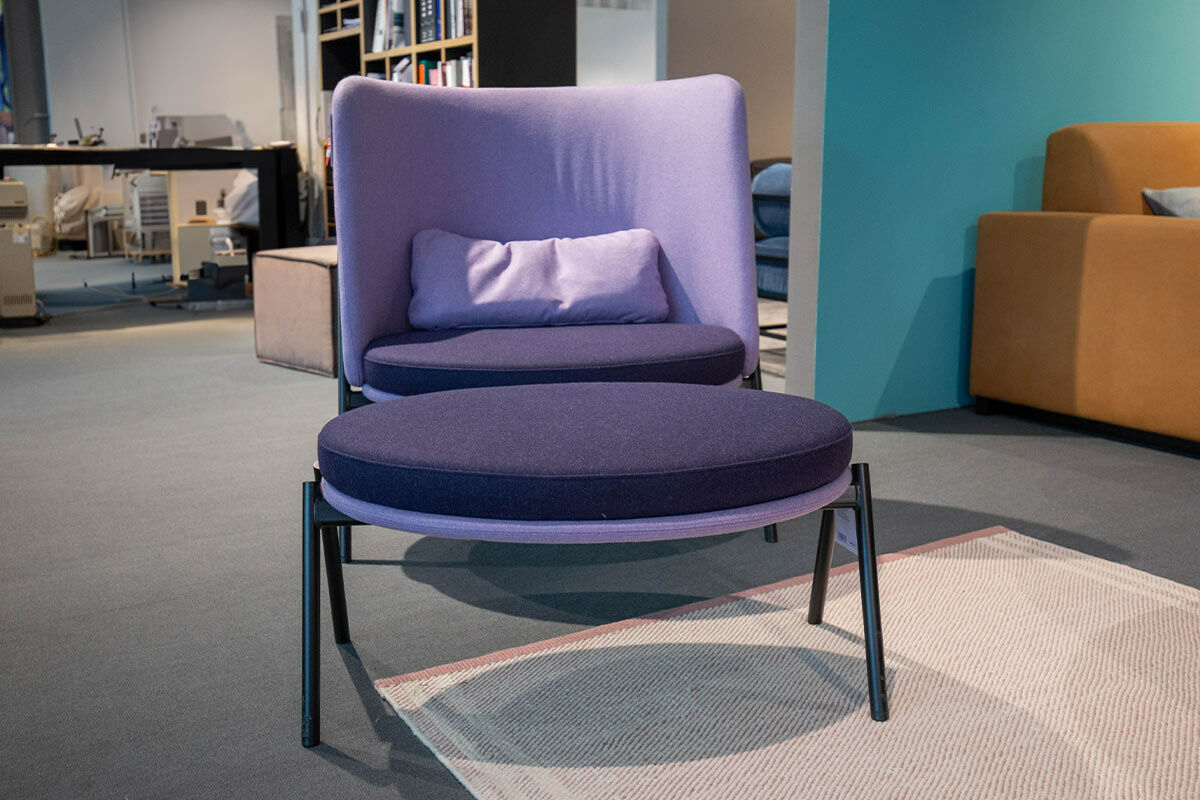 Tecta - Sessel D70 Stoff Dama Korpus 0039 Flider Sitz 0037 Lila Violett Gestell Schwarz Inklusive Hocker - 4