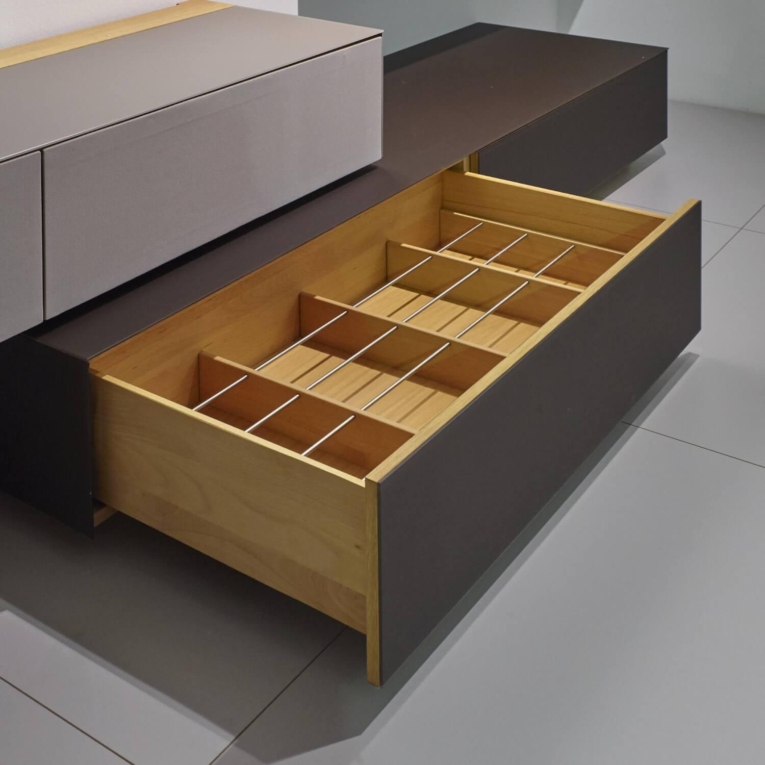 Mobilari - Wohnwand Cubus Pure Eiche Massiv Farbglas Grau Und Dunkelbraun - 10