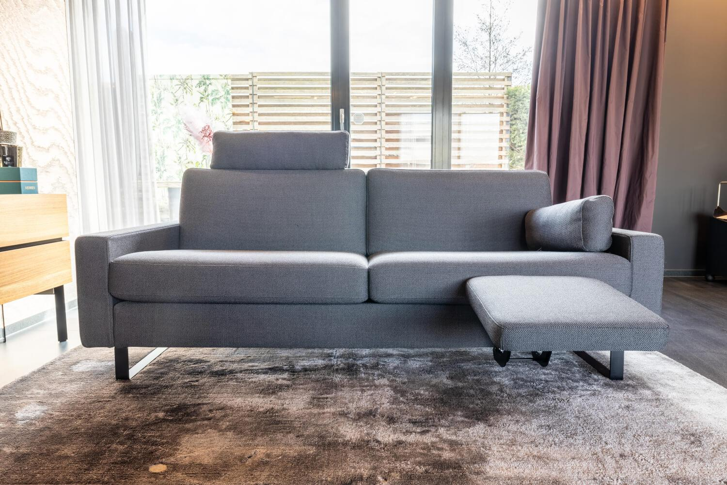 COR - Sofa Conseta Stoff 10068 Asphalt Grau Bodenfrei Metallkufen Schwarz Pulverbeschichtet Mit Armlehnen Und Kopfstütze - 2