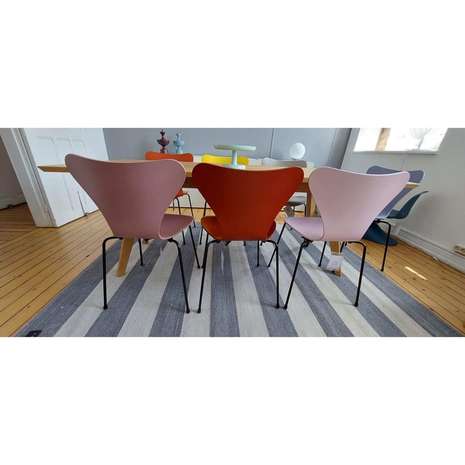 Fritz Hansen - Stuhlgruppe Modell 3107TM Serie 7 Sitzschale Messerfurnier Esche Gefärbt In Grau Rosa Rot Orange-Rot Gelb Und Blau Gestell Stahl Schwarz Stapelbar - 8