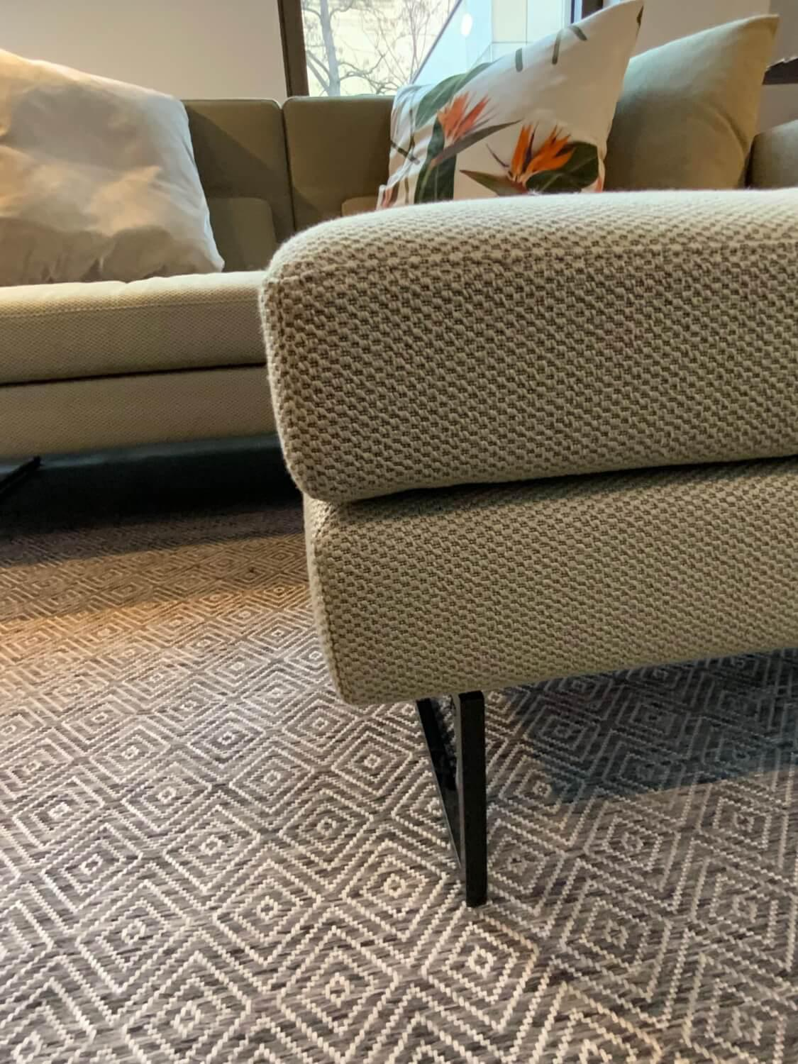 Brühl - Sofa Amber Stoff 4057 31 Grün Kufengestell Schwarz Pulverbeschichtet mit Bank mit 4 Kissen - 2