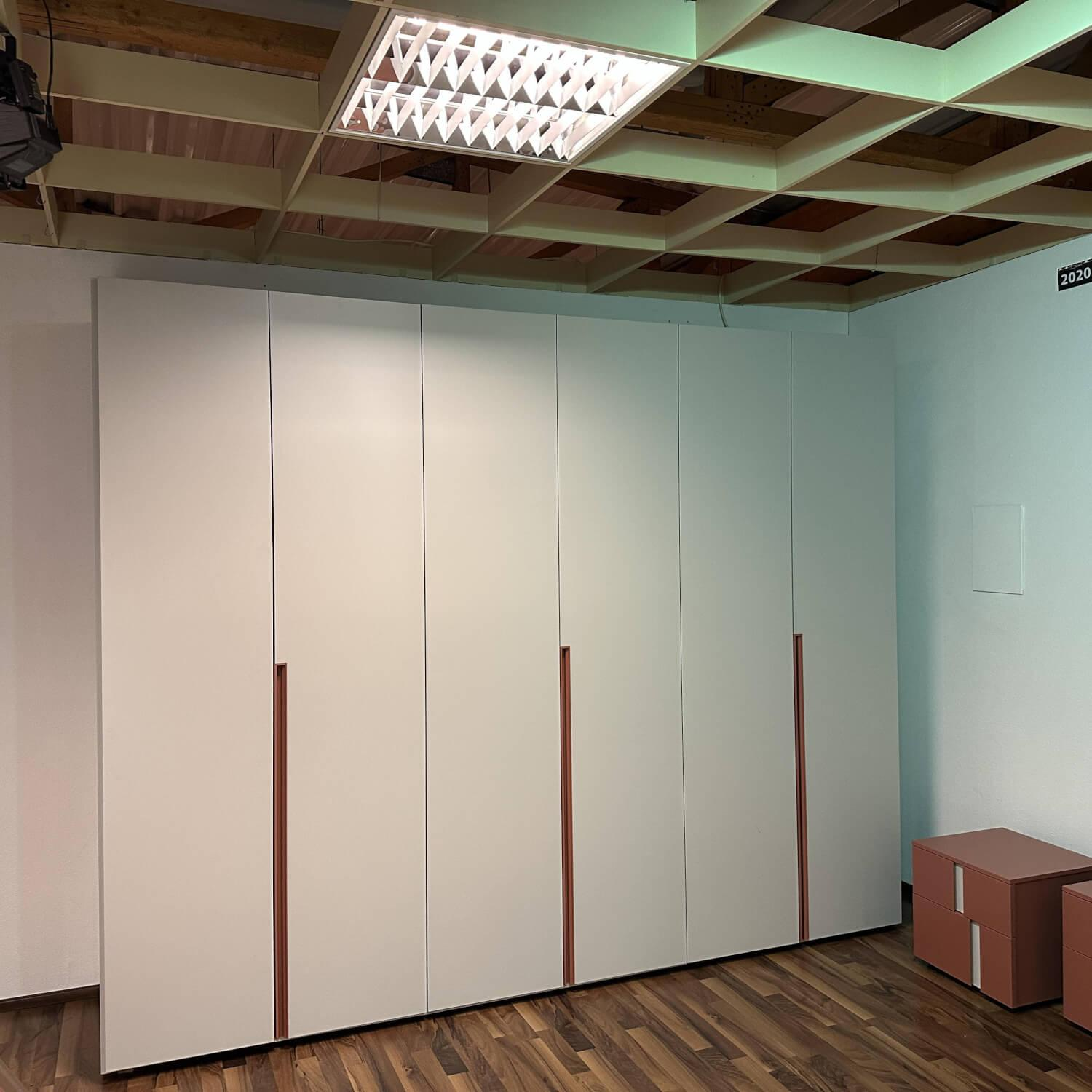 Tomasella - Drehtürenschrank Contur Loretto Tür Lack Doris OC 173 Ghiaccio Grau Weiß Mit Nachtkästchen Athena Lack Rubino Rot Braun - 2