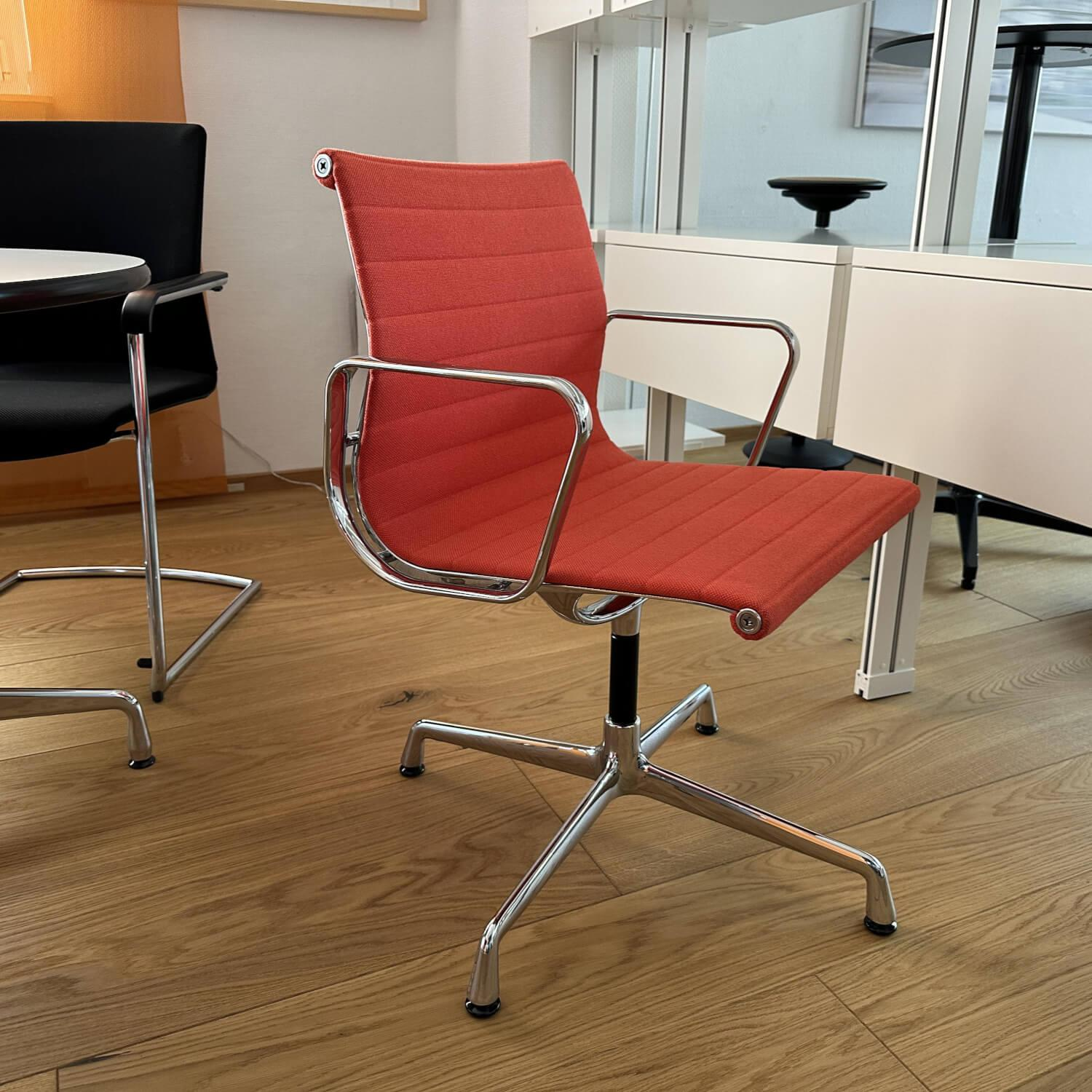 Vitra - Alu Chair EA 104 Mit Armlehnen Bezug Hopsak In Koralle Poppyred 65 Drehgestell Verchromt - 5