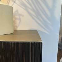 Kettnaker - Sideboard Soma Front Relief Maron Braun Abdeckplatte Alu Bronzehell Wangengestell Schwarz - 9