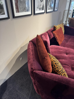 Bretz - Sofa Manyara Stoff Boa Bordeaux Rot mit 5 Kissen - 2