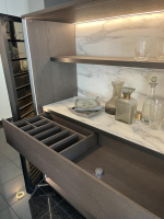Molteni & C - Barschrank Horizons Eiche Graphit Türen Stops Glas Rückwand Marmor Calacatta Weiß Grau Inklusive Beleuchtung - 3