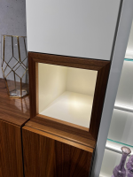 Hülsta - Wohnwand Neo Kernnussbaum Und Lack Reinweiss Mit Hinterlackiertem Glas Inklusive Beleuchtung - 9