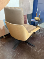 Prostoria - Sessel Rei Leder Pietra Divina 80 Umbra Beige Schale Eiche Natur Drehgestell Metall Schwarz Pulverbeschichtet Neigbar - 3