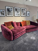 Bretz - Sofa Manyara Stoff Boa Bordeaux Rot mit 5 Kissen - 7