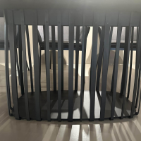 Janua - Esstisch BC07 Basket Platte Lärche Geköhlt Braun Gestell Metall RAL9005 Tiefschwarz Schwarz - 8