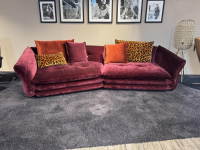 Bretz - Sofa Manyara Stoff Boa Bordeaux Rot mit 5 Kissen - 9