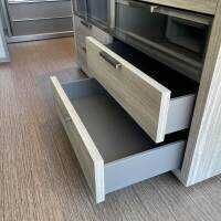 Molteni & C - Ankleide Gliss Master Korpus Böden Rückwand aus Zirbelkiefer Silber mit Beleuchtung - 7