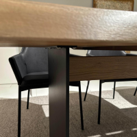 Janua - Outdoortisch SK04 Komposit Tischplatte Kastanie Gebürstet Ton Sand Gestell RAL 9005 Tiefschwarz - 2