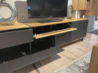 Die Hausmarke - Wohnwand 2106 Asteiche Hell Furniert Absetzung Mattlack Schiefer Anthrazit Inklusive LED Beleuchtung - 6