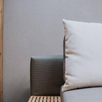 Gloster - Outdoorsofa Grid Lounge Stoff Cameron Granit Hellgrau Gestell Metall Meteor Ablage Holz Teak - 2