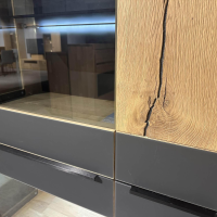 Mondo - Vitrine Natur Talvera Asteiche Massiv Geölt Bianco Lack Anthrazit Satiniert Mit Beleuchtung Tür Rechts - 2