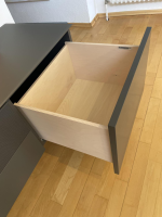Sudbrock - Wohnkombination Cubo Lack Quarz Schwarz Paneel Eiche Astig Wandschrank Aluminium Glastür Schwarz Mit Beleuchtung - 7