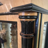 Gordovil - Vitrine Vogelaugenahorn Massiv Türen Glas Rückwand Kristallspiegel - 2