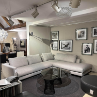 Violetta - Ecksofa Vesna Stoff M107 22 Lichtgrau Mit Verdeckten Gleitern Inklusive 4 Rückenkissen Mit Rollen - 6