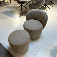 Blomus - Drehsessel Kuon Stoff Boucla Shitake Braun Beige Inklusive Pouf - 4