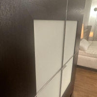 Scholtissek - Schrank Varus Korpus Knorrige Eiche Wengefarben Dunkelbraun Front Glas Optiwhite Weiß Matt - 3