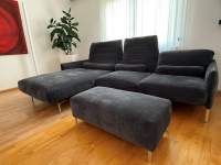 COR - Ecksofa Avalanche Stoff 8145 Dunkelgrau mit 3 Lendenrollen und einem Hocker - 8