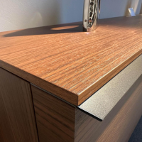 Porro - Gallery Low Cupboard Außen Holzfarbe Mongoi Innen Giallo Mustard Gelb Rückwand Spiegel Mit Beleuchtung - 4