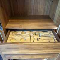 Riva1920 - Schrank Cambus Evo Nussbaum Geölt Türen Rauchglas Bronziert Mit Beleuchtung Und Touch Sensor - 8