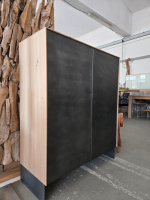 Scholtissek - Schrank Nubus Korpus Knorrige Eiche Puro Geölt Front Holzrahmen Mit Zinkblech Schwarz Stahlwangen - 2