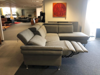 Carina - Ecksofa Modell 1073 Stoff Picasso Stone Metallfüße Aluminium Rund Glänzend mit Verstellfunktionen - 9