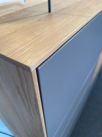 Contur - Highboard Mileto Front Mattlack Steingrau Grau Korpus Asteiche Massiv Gebürstet Natur Geölt Kufengestell Schwarz Matt - 2
