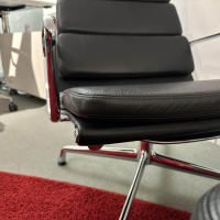 Vitra - Sessel Soft Pad EA 222 Leder L40 66 Schwarz Gestell Sternfuß Metall Verchromt Inklusive Hocker - 5