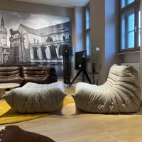 Ligne Roset - Sessel Togo Stoff Alcantara Pearl Y478 Grau Beige Inklusive Hocker - 7