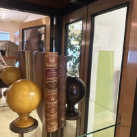 Gordovil - Vitrine Vogelaugenahorn Massiv Türen Glas Rückwand Kristallspiegel - 5