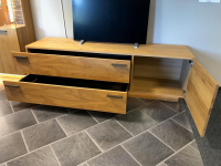 Schröder Franz - Wohnwand Kitzalm Solid Plus K050 Kernasteiche Natur Furniert Gebürstet Akzentglas Schiefer Grau Inklusive Beleuchtung - 4