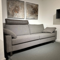 COR - Sofa Conseta Stoff 8079 Taupe Grau Metallkufe Schwarzchrom Inklusive Armkissen Und Kopfstütze Comfort - 3