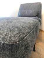 Ligne Roset - Sessel Humphrey Stoff C 762 Blau Grau Gestell Braun mit Hocker - 3