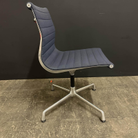 einzelstuehle-vitra-stuhl-aluminium-chair-ea101-bezug-hopsak-dunkelblau-gestell-aluminum-verchromt-2