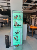 Dreieck - Vitrine Solus Glas Optiwhite Klar Füße Edelstahl Mit LED Beleuchtung - 3