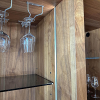 Riva1920 - Schrank Cambus Evo Nussbaum Geölt Türen Rauchglas Bronziert Mit Beleuchtung Und Touch Sensor - 3