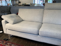 COR - Sofa Conseta Stoff 93 Lichtgrau Kufen Chrom mit 2 Armlehnkissen und Kopfstütze - 10