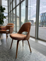 Knoll International - 4er-Set Saarinen Relax Conference Stühle 2x Mit Armlehne Stoff Annelise 12AN Terracotta Rot Gestell Eiche Natur Gebeizt - 7