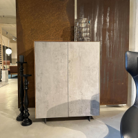 Scholtissek - Schrank Kera Front Keramik Beton Silk Grau Korpus Knorrige Eiche Natur Geölt Gestell Metall Schwarz Lackiert - 9