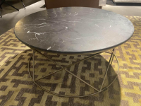 Christine Kröncke - Couchtisch Moi Platte Marmor Nero Marquina Matt Schwarz Gestell Bronze Matt Pulverbeschichtet - 3