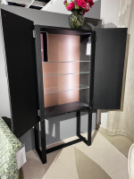 Christine Kröncke - Hochschrank Shape 30 Collector Front Dark Beauty Quadrat Messing Brüniert Korpus Eiche Anthrazit Matt Lackiert Mit Beleuchtung - 6