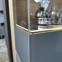 Team 7 - Vitrine Cubus 10 Farbglas Mittelgrau Eiche Weißöl Klappgriffe Edelstahl Mit LED Beleuchtung - 3