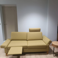 2-sitzer-sofas-wolkenweich-sofa-sirio-stoff-arco-schurwolle-kiwi-gruen-gelb-holzkufen-eiche-geoelt-10