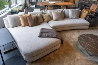 Walter Knoll - Ecksofa Tama Stoff Namib Oryx Beige Armlehne Leder Coffee Schwarz Füße Nussbaum Geölt Inkl. Beistelltisch Leder Coffee Schwarz Gestell Bronze - 11