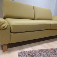 2-sitzer-sofas-wolkenweich-sofa-sirio-stoff-arco-schurwolle-kiwi-gruen-gelb-holzkufen-eiche-geoelt-8