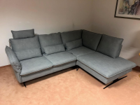 Carina - Ecksofa Modell 1043 Stoff Picasso Stone Grau PG 3 mit Kopfstütze und Nierenkissen - 4